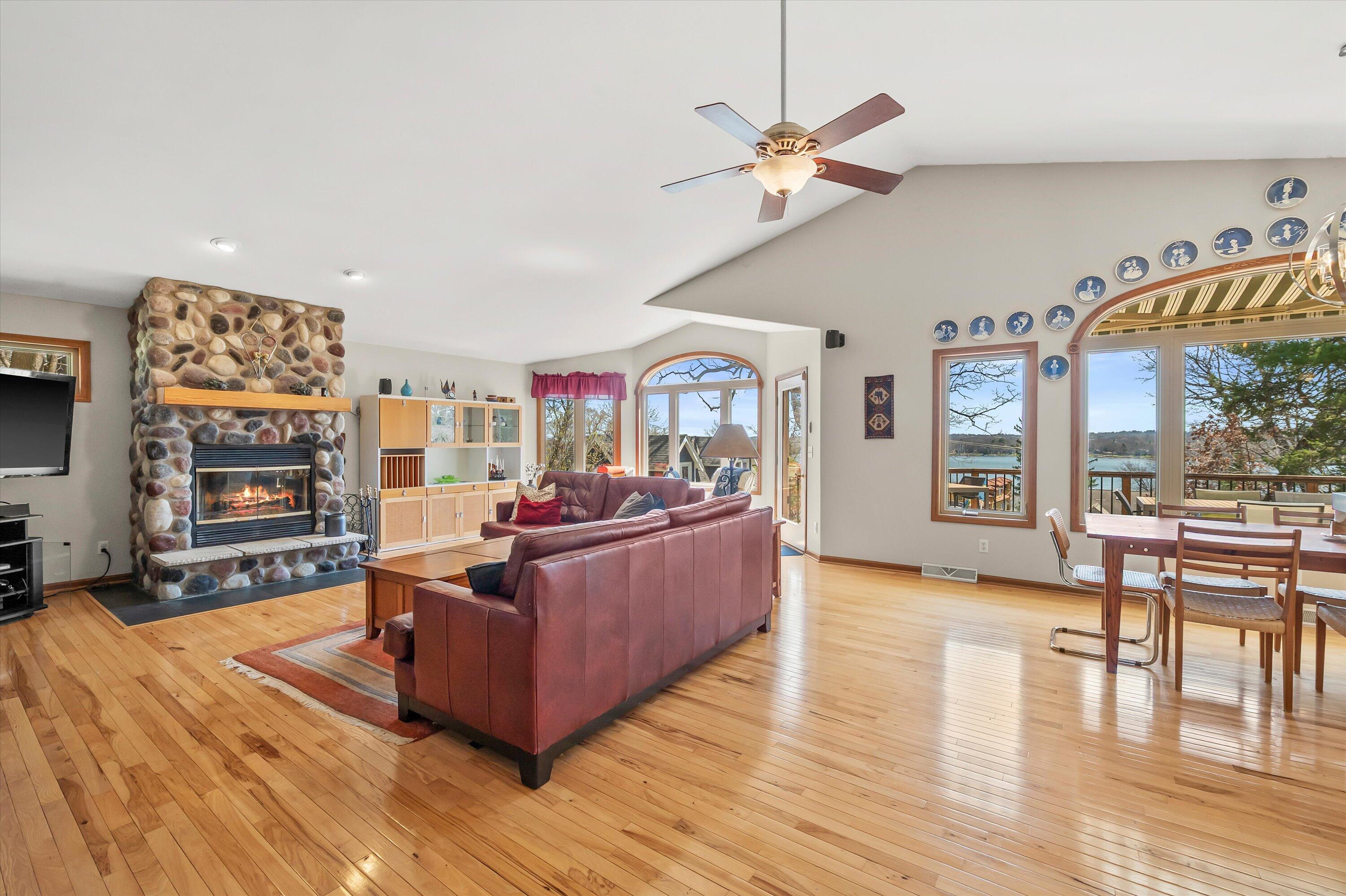 W303N2665 Maple Avenue Delafield, WI 53072 - Photo 13 of 50 Great Room