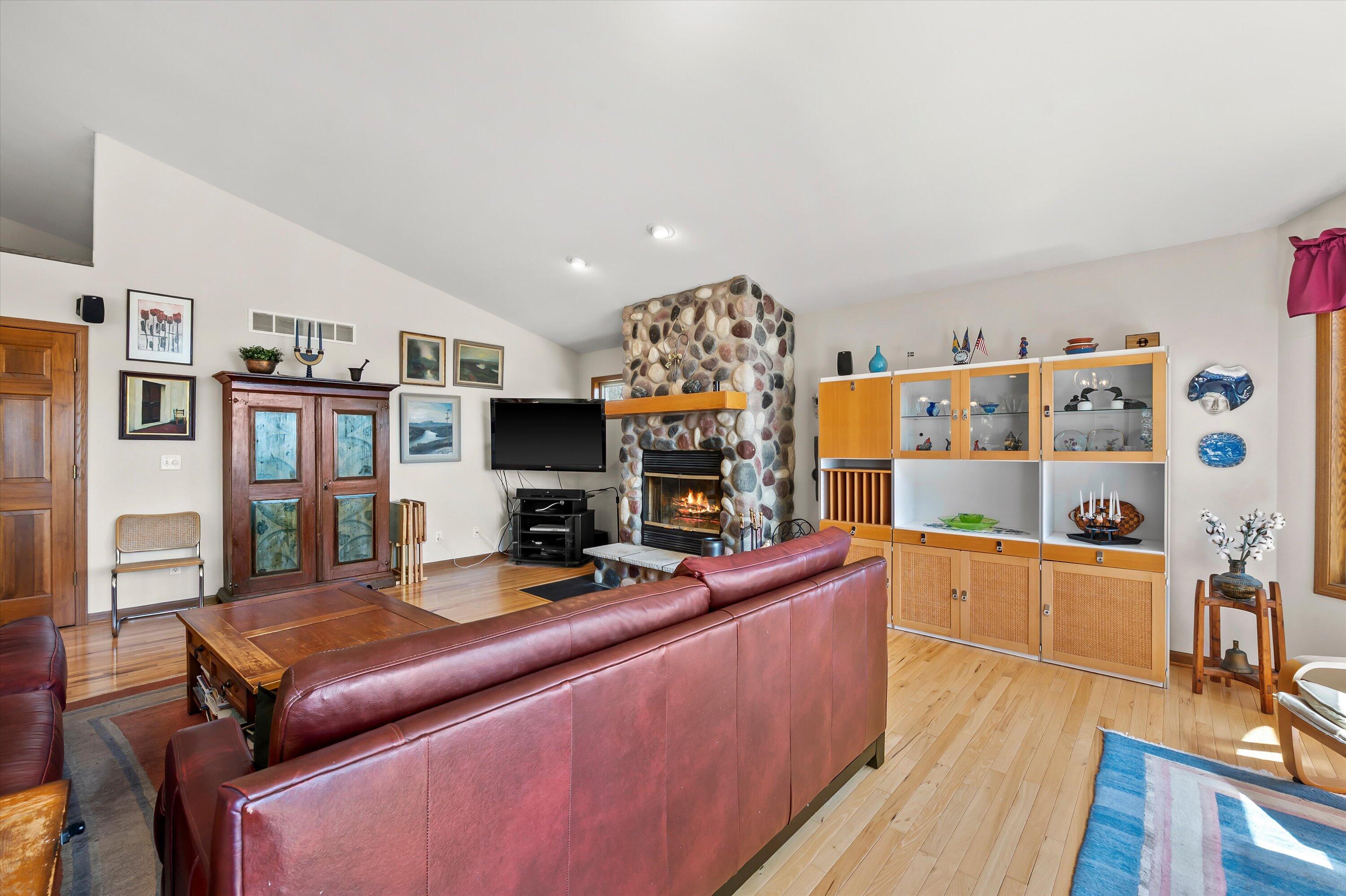 W303N2665 Maple Avenue Delafield, WI 53072 - Photo 15 of 50 Great Room