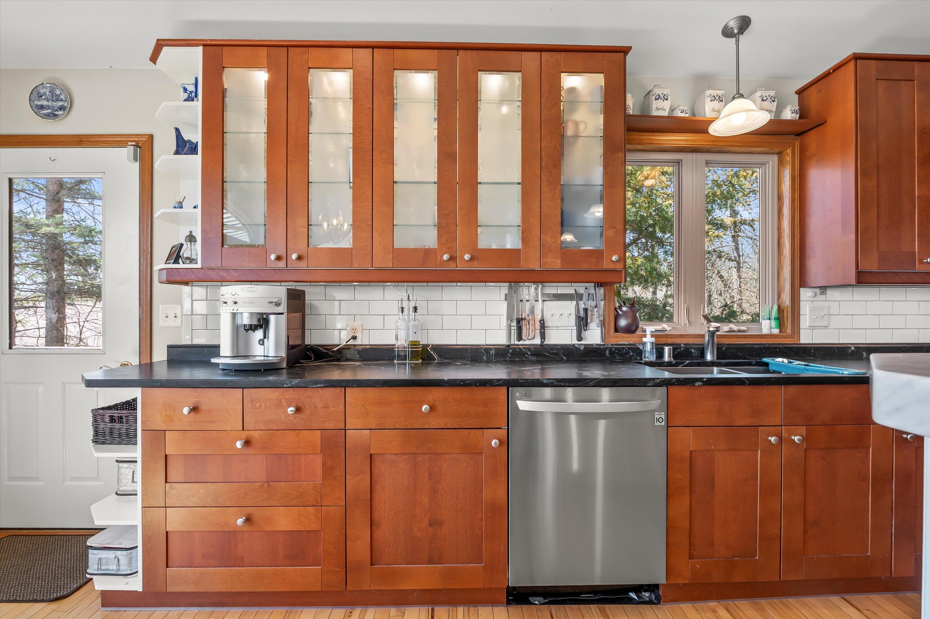W303N2665 Maple Avenue Delafield, WI 53072 - Photo 20 of 50 Kitchen