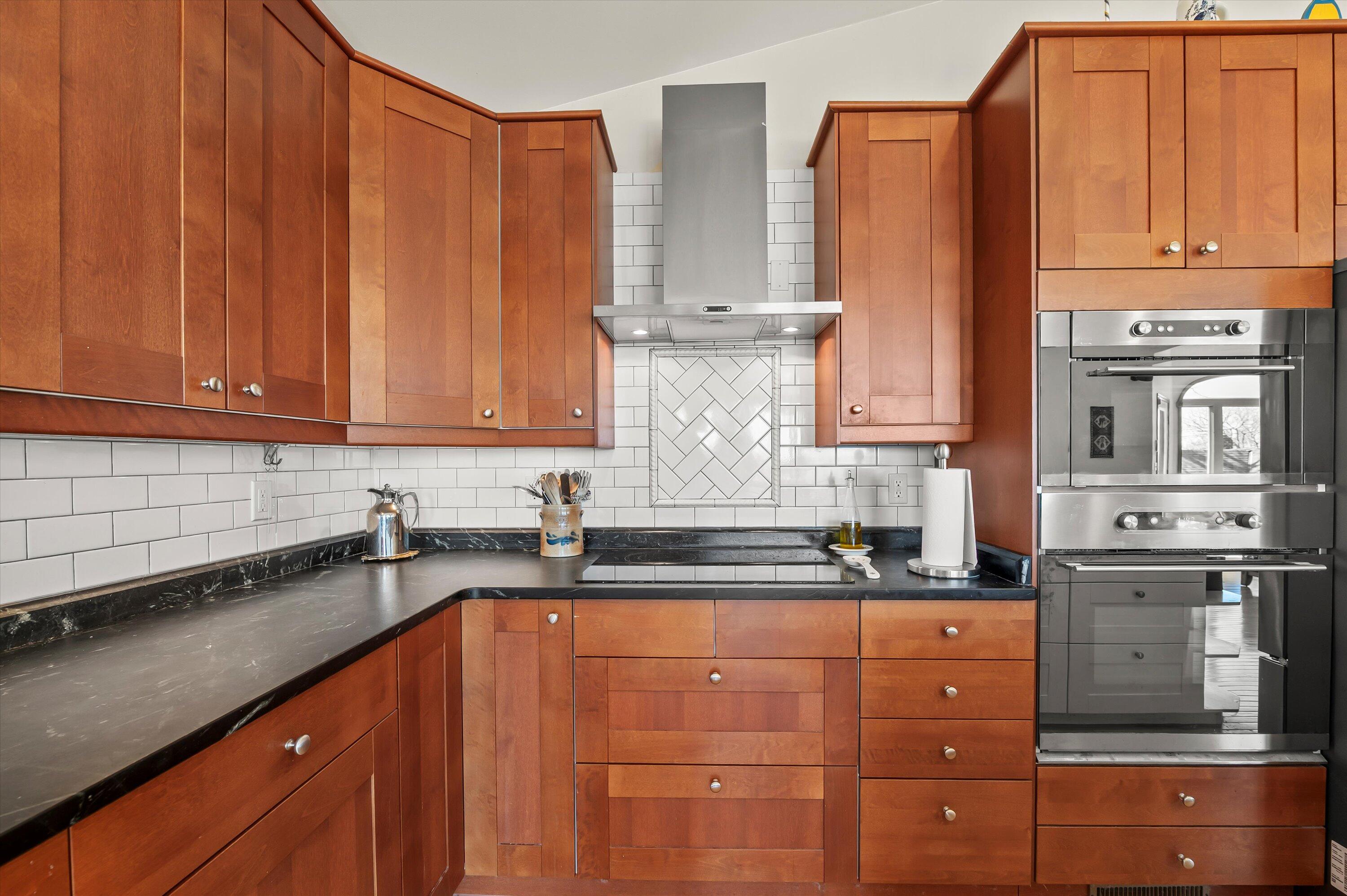 W303N2665 Maple Avenue Delafield, WI 53072 - Photo 22 of 50 Kitchen