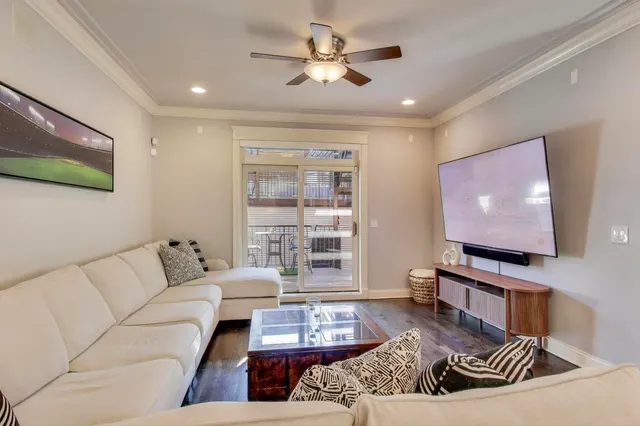 $1,100,000 | 1169 West Eddy Street, Unit 101, Chicago, IL 60657