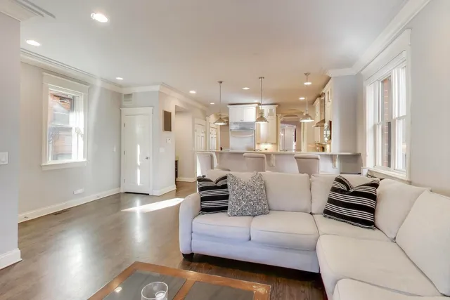 $1,100,000 | 1169 West Eddy Street, Unit 101, Chicago, IL 60657