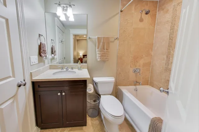 $1,100,000 | 1169 West Eddy Street, Unit 101, Chicago, IL 60657