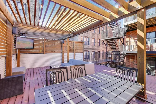 $1,100,000 | 1169 West Eddy Street, Unit 101, Chicago, IL 60657