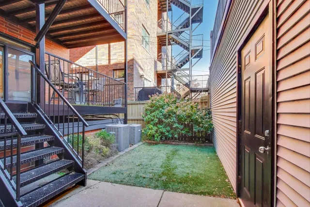 $1,100,000 | 1169 West Eddy Street, Unit 101, Chicago, IL 60657