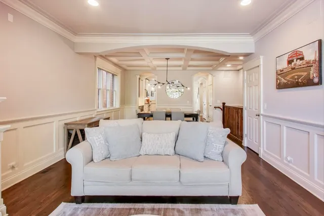 $1,100,000 | 1169 West Eddy Street, Unit 101, Chicago, IL 60657