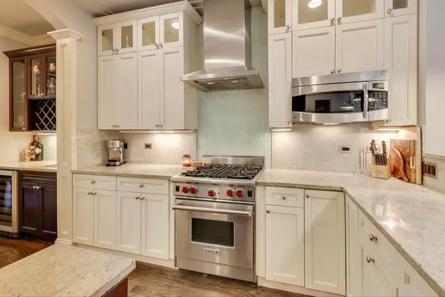 $1,100,000 | 1169 West Eddy Street, Unit 101, Chicago, IL 60657