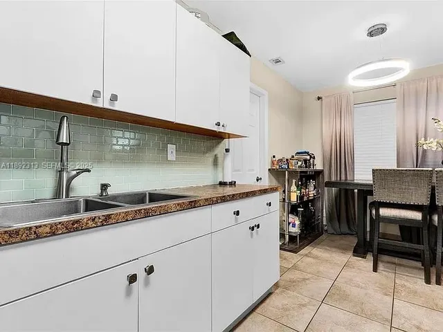 $2,300 | 121 Northwest 7th Avenue, Unit 121, Dania Beach, FL 33004