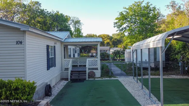 $260,000 | 104 Breezewood Circle, San Mateo, FL 32187