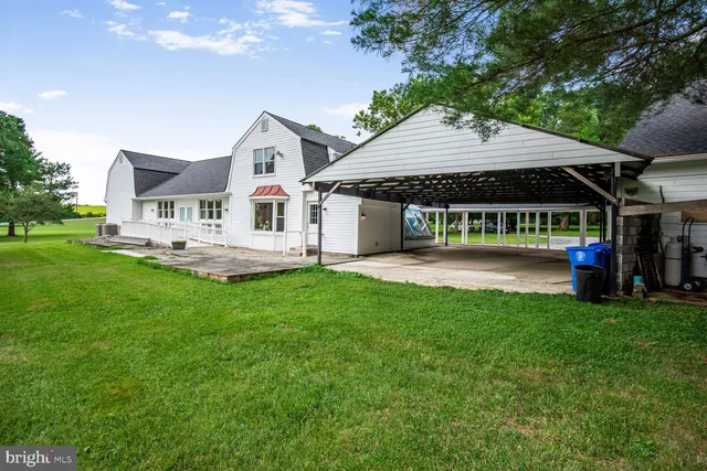 a view of an outdoor space