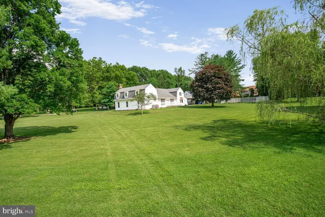 a view of a big room with an empty space