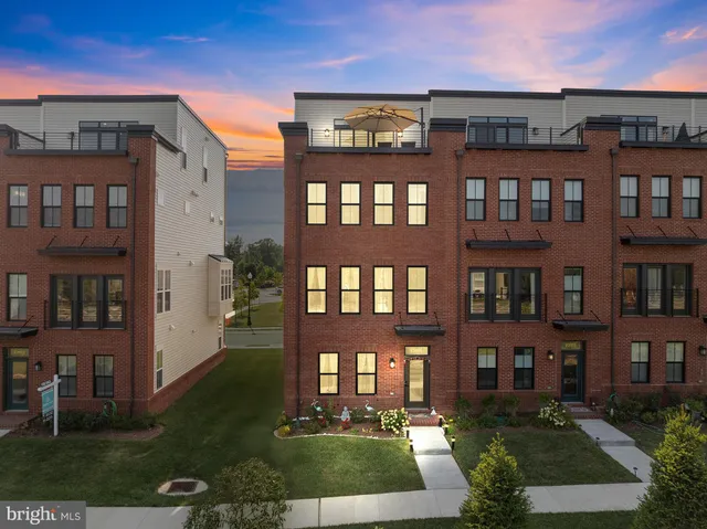 $898,500 | 23158 Horseshoe Trl Square, Ashburn, VA 20148