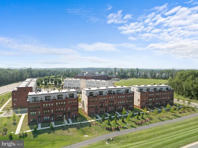 $898,500 | 23158 Horseshoe Trl Square, Ashburn, VA 20148