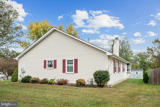 a view of a house with backyard