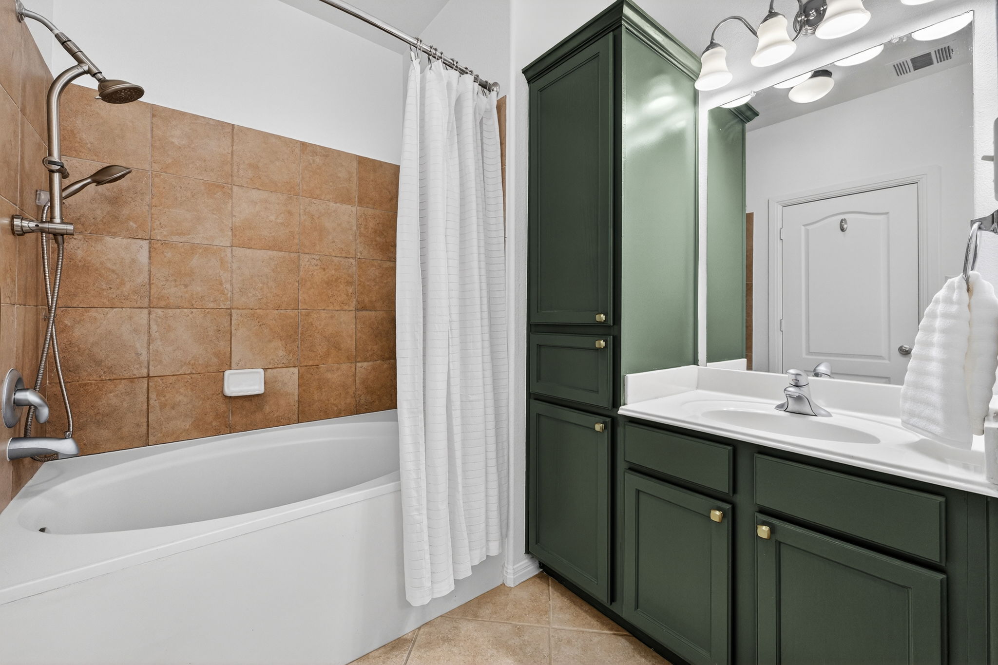 6801 Beckett Road, Unit 114R Austin, TX 78749 - Photo 13 of 21 a bathroom with a tub a sink and mirror