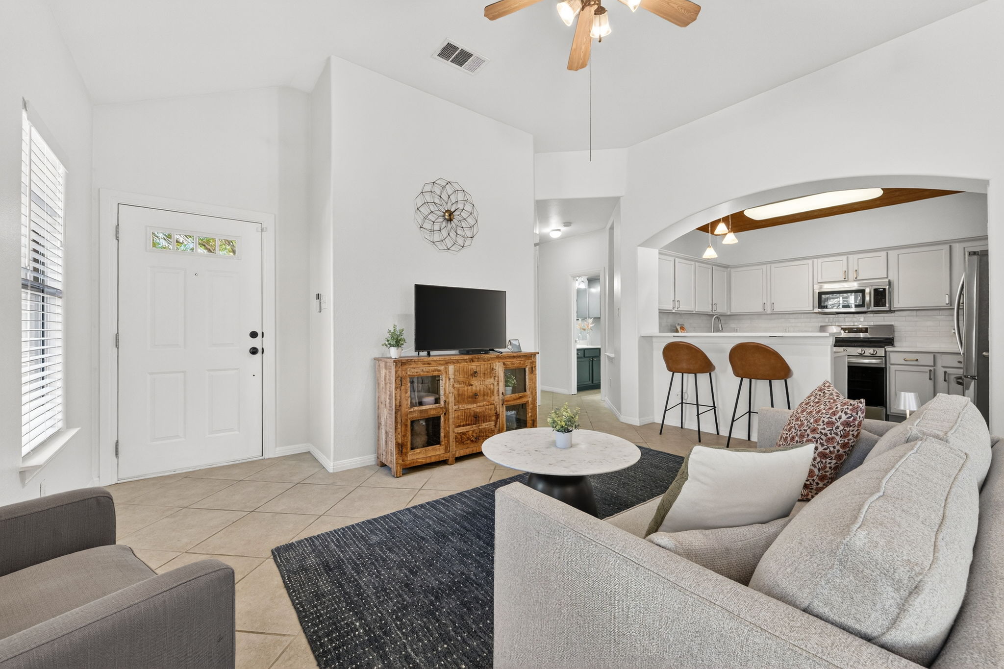 6801 Beckett Road, Unit 114R Austin, TX 78749 - Photo 3 of 21 a living room with furniture and a flat screen tv