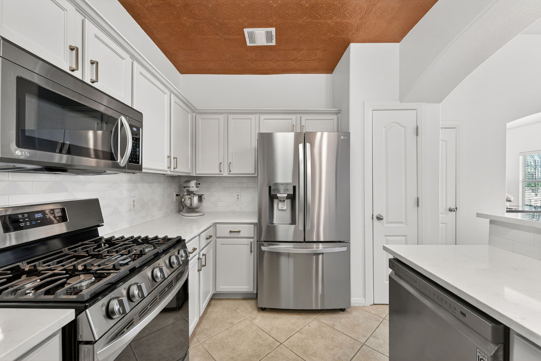 6801 Beckett Road, Unit 114R Austin, TX 78749 - Photo 8 of 21 a kitchen with a refrigerator stove and microwave