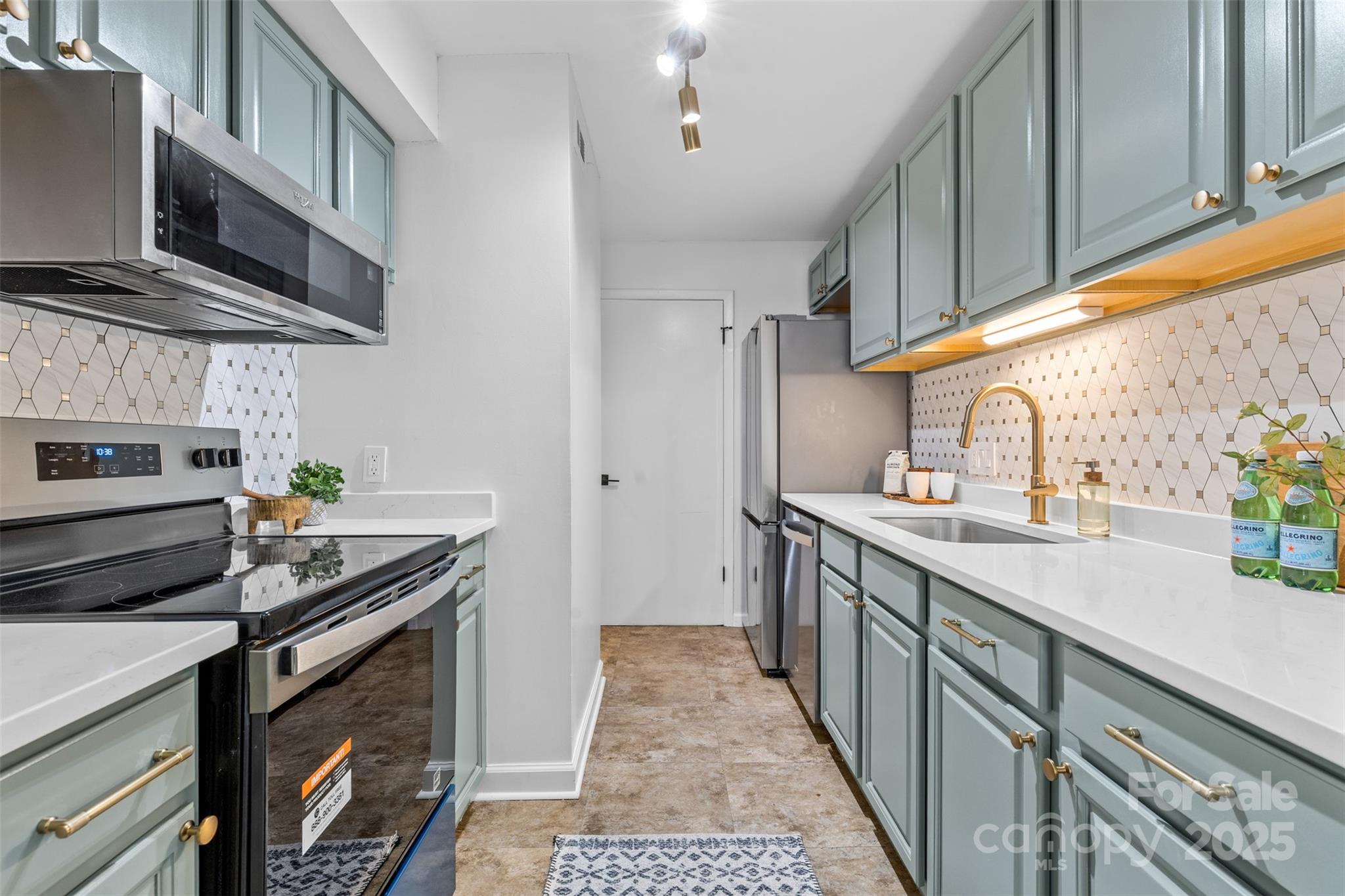 5016 Sardis Road, Unit G Charlotte, NC 28270 - Photo 6 of 24 a kitchen with stainless steel appliances granite countertop a sink stove and refrigerator