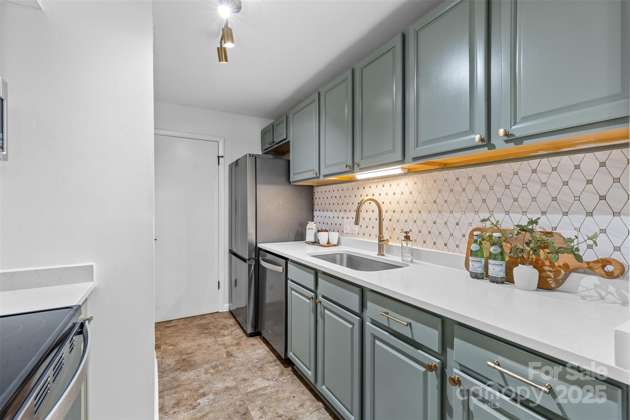 5016 Sardis Road, Unit G Charlotte, NC 28270 - Photo 8 of 24 a kitchen with a sink and cabinets