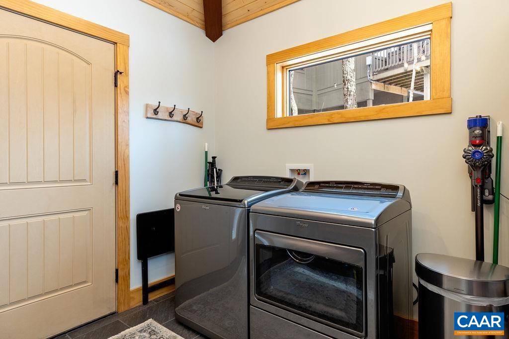 134 Squirrel Tree Lane Roseland, VA 22967 - Photo 7 of 40 a kitchen with a stove and a microwave