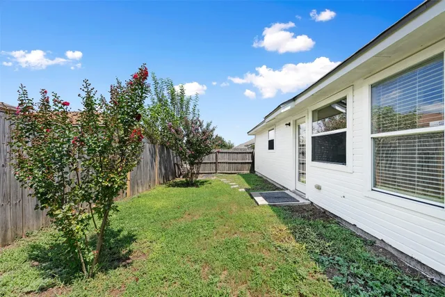 a view of a house with backyard