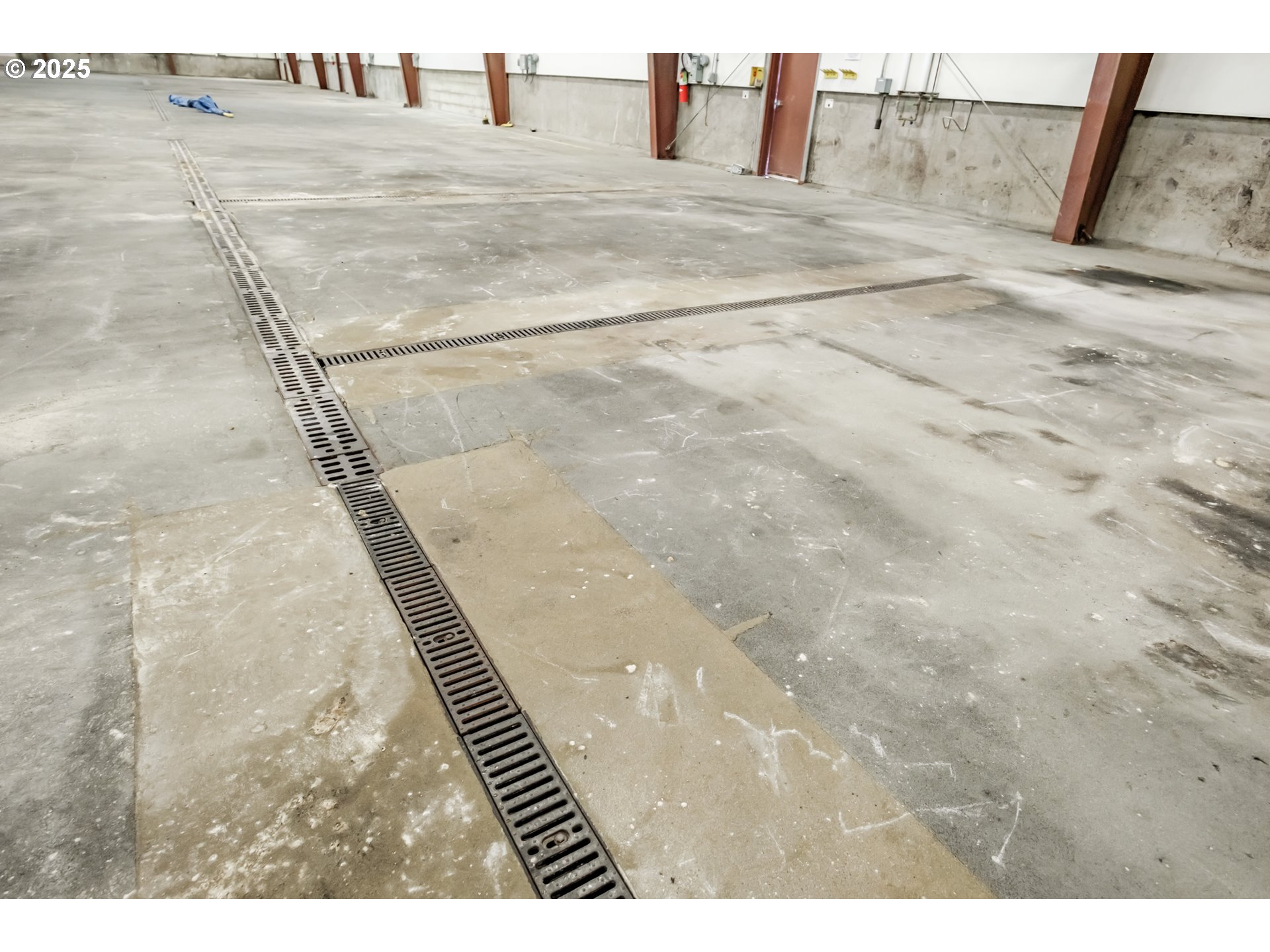 595 North Fir Villa Road Dallas, OR 97338 - Photo 11 of 37 a balcony with wooden floor