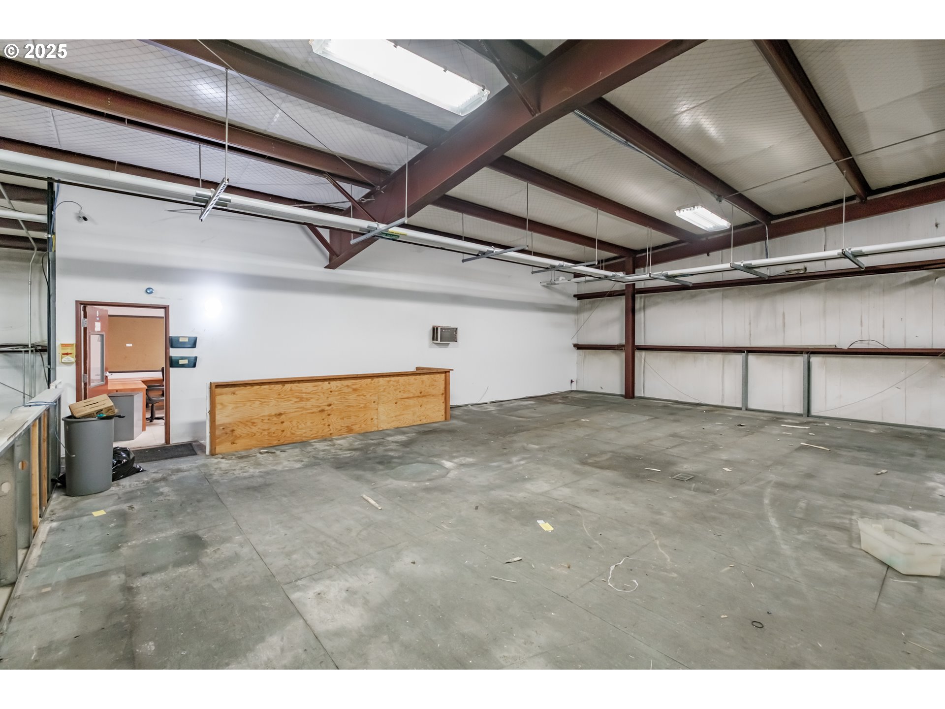 595 North Fir Villa Road Dallas, OR 97338 - Photo 15 of 37 a view of a garage