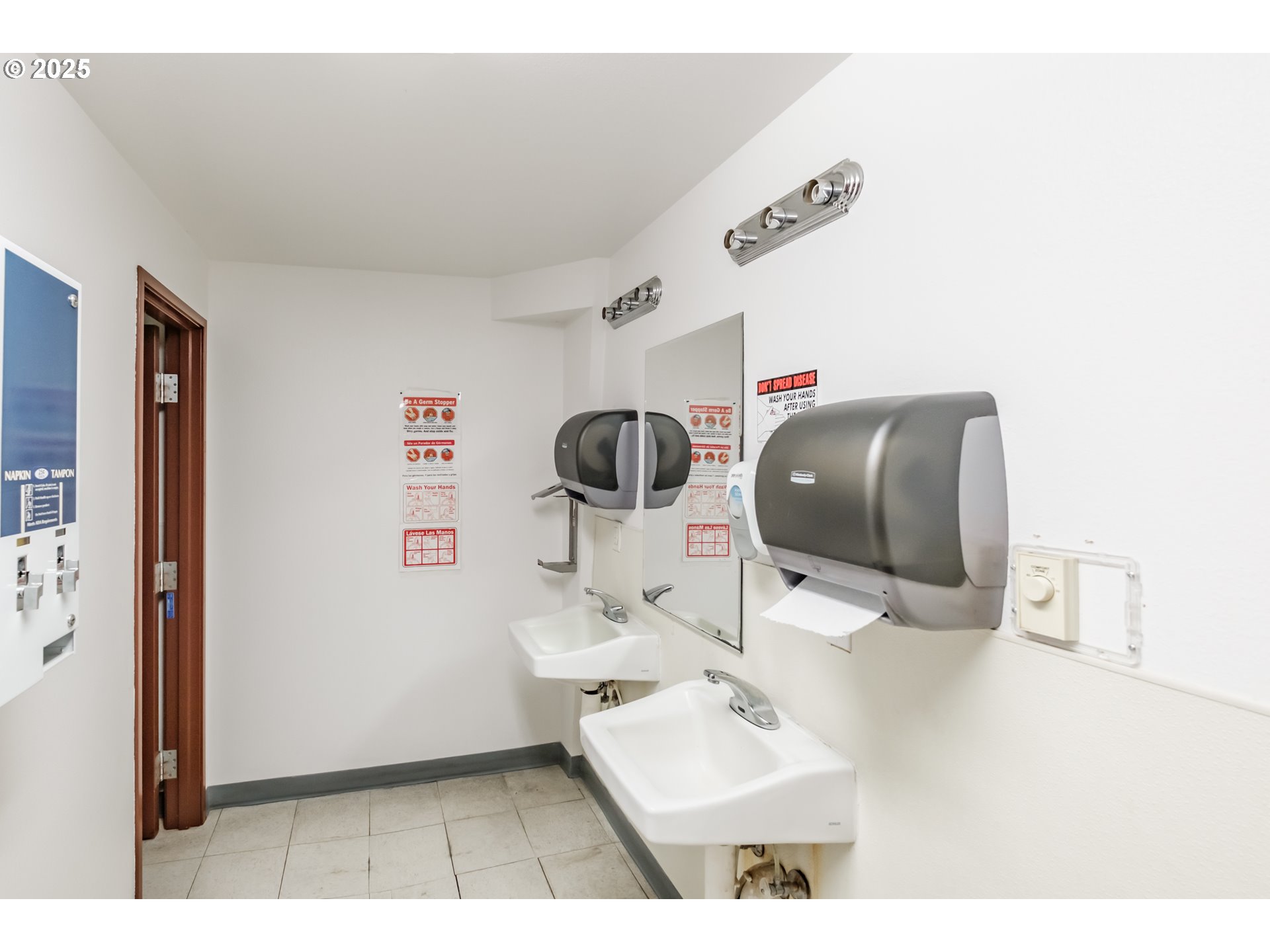 595 North Fir Villa Road Dallas, OR 97338 - Photo 23 of 37 a living room with furniture and a mirror