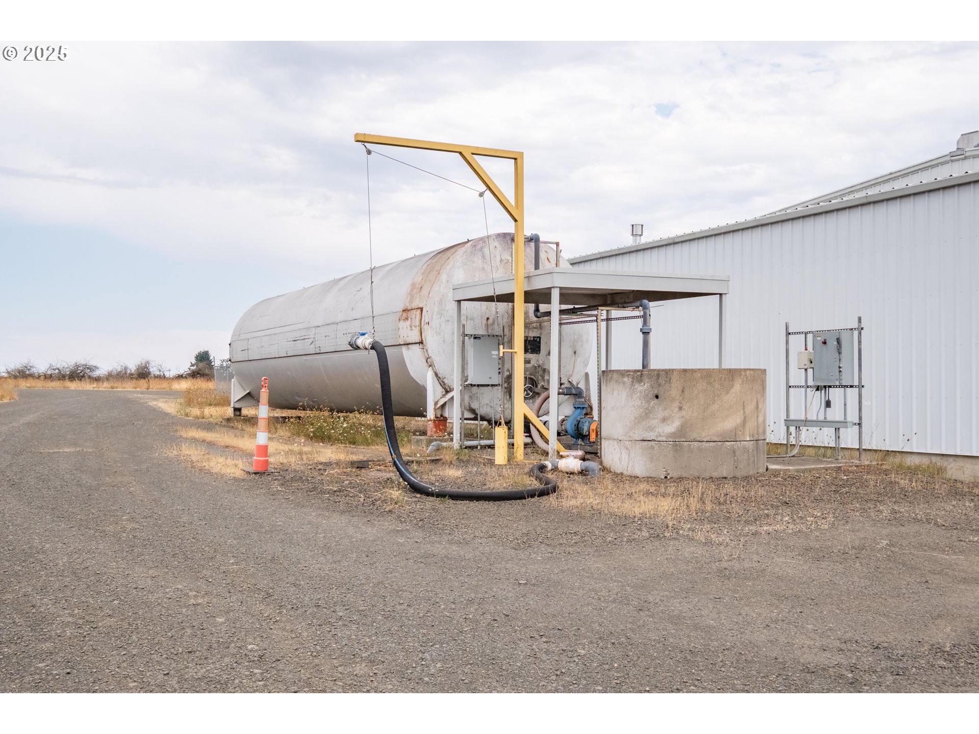 595 North Fir Villa Road Dallas, OR 97338 - Photo 30 of 37 a view of a living room and front door