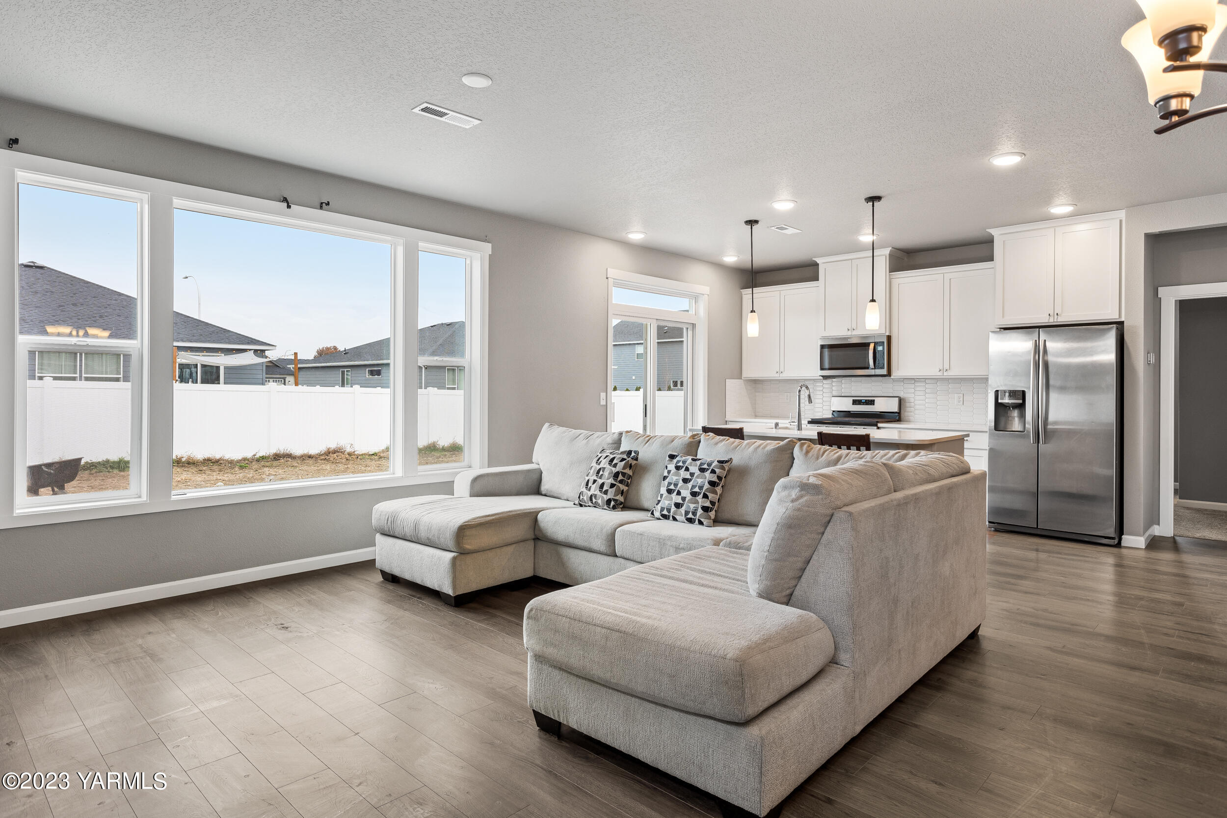 2203 Ekelman Road Yakima, WA 98901 - Photo 6 of 16 a living room with furniture and a large window