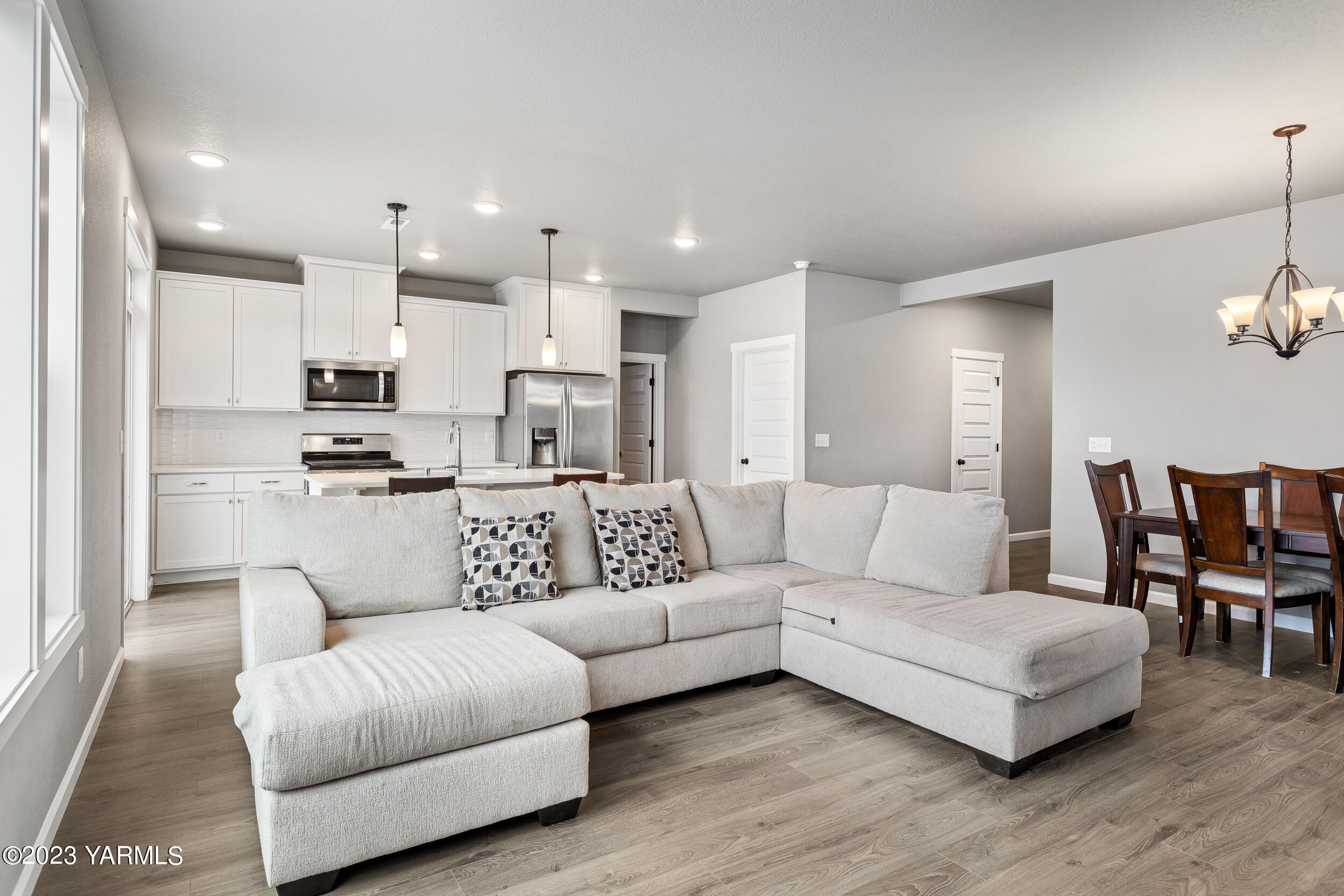 2203 Ekelman Road Yakima, WA 98901 - Photo 7 of 16 a living room with furniture and kitchen view