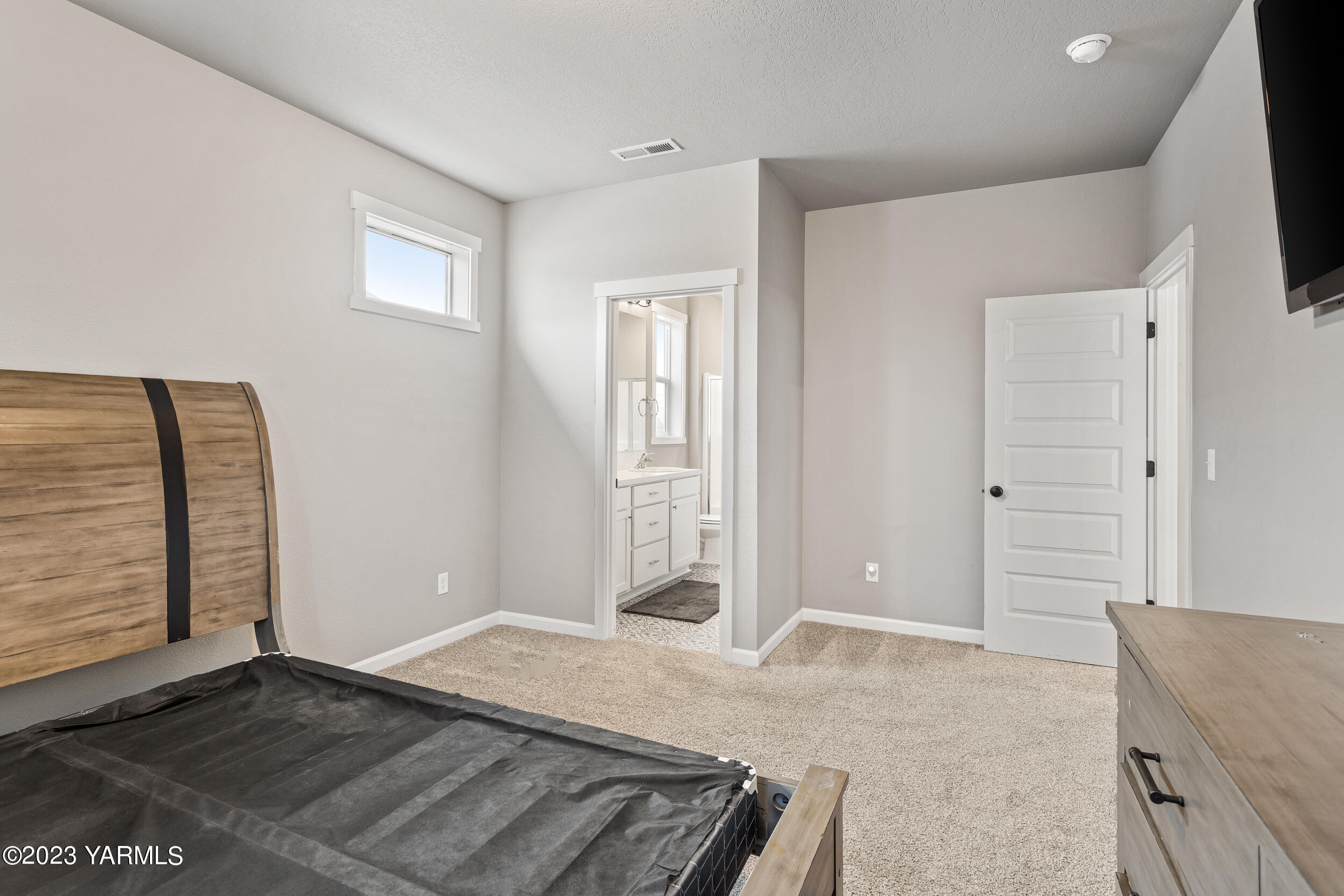 2203 Ekelman Road Yakima, WA 98901 - Photo 10 of 16 an empty room with windows and wardrobe