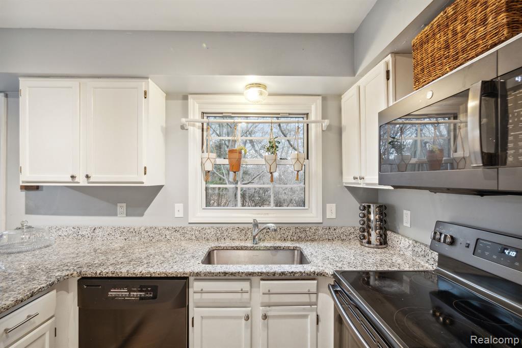 235 Whitney Drive Rochester Hills, MI 48307 - Photo 16 of 45