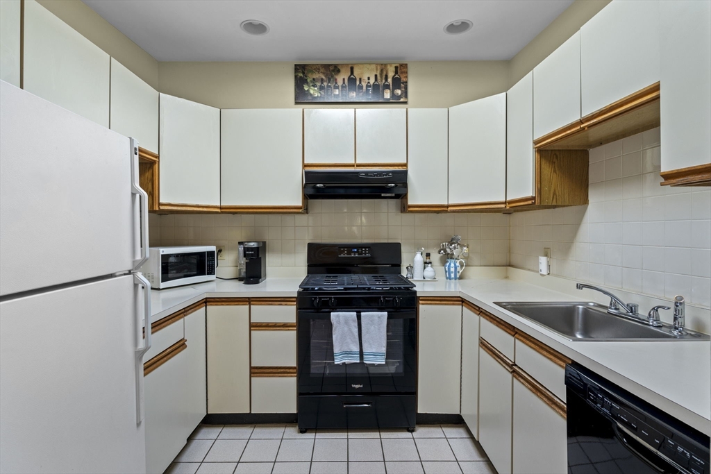 26 Stony Brook Road, Unit B Marblehead, MA 01945 - Photo 9 of 21 Gallery Image 9