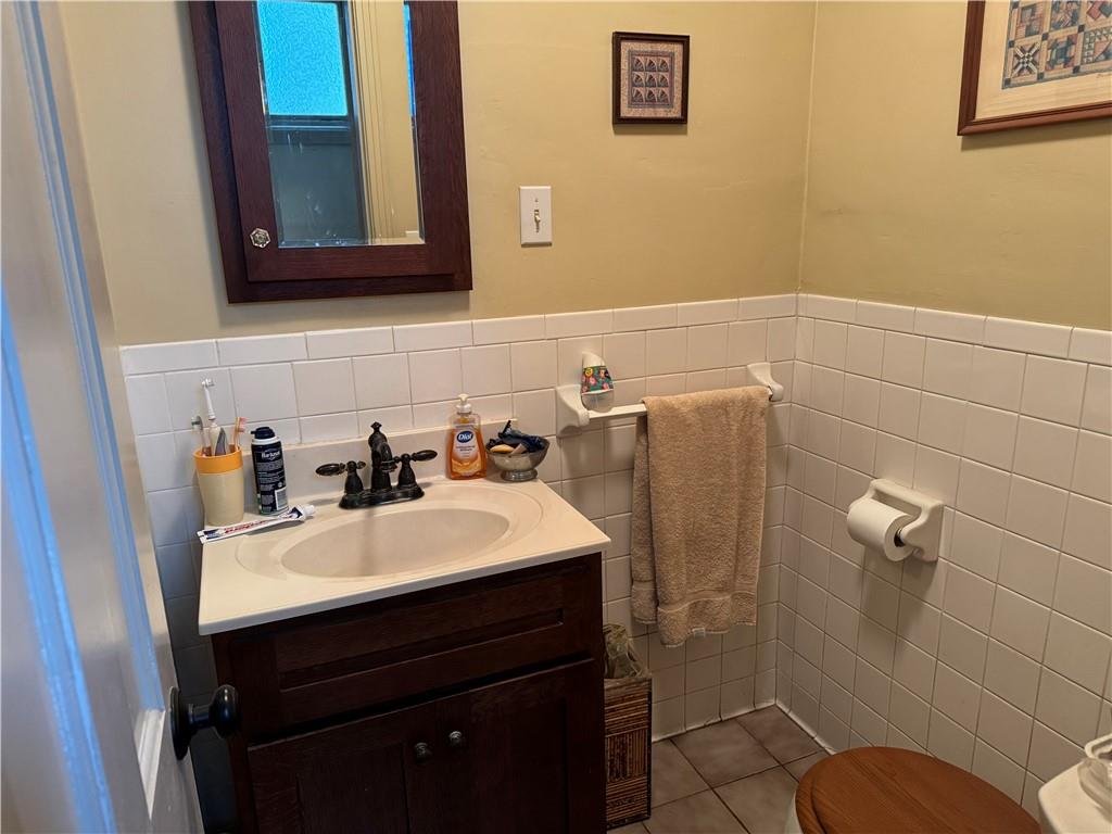 828 Brownhome Road New Castle, PA 16101 - Photo 22 of 47 a bathroom with a sink a toilet and a mirror