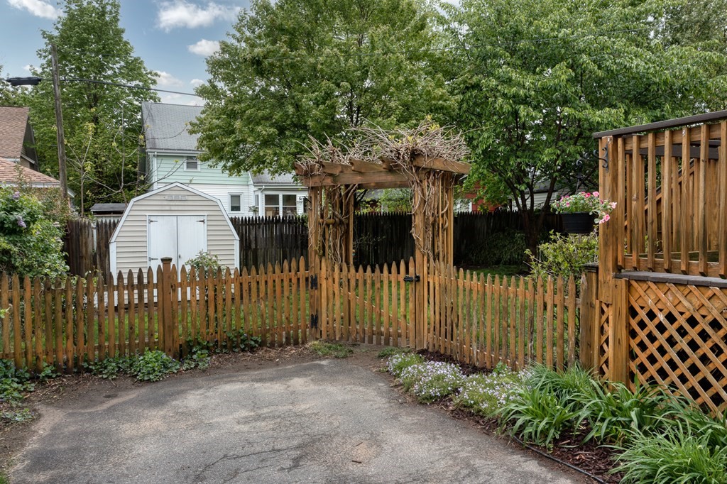 24 Chilson Street Springfield, MA 01118 - Photo 33 of 38