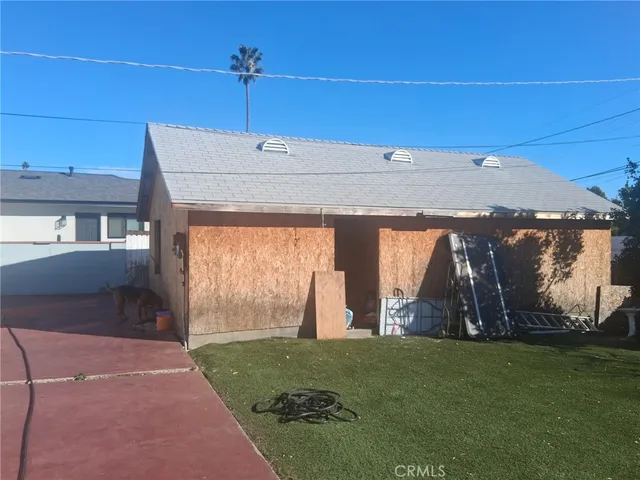 a house view with a outdoor space