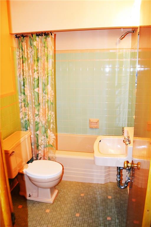 103 Lincoln Road Clairton, PA 15025 - Photo 18 of 39 a bathroom with a toilet and a bathtub