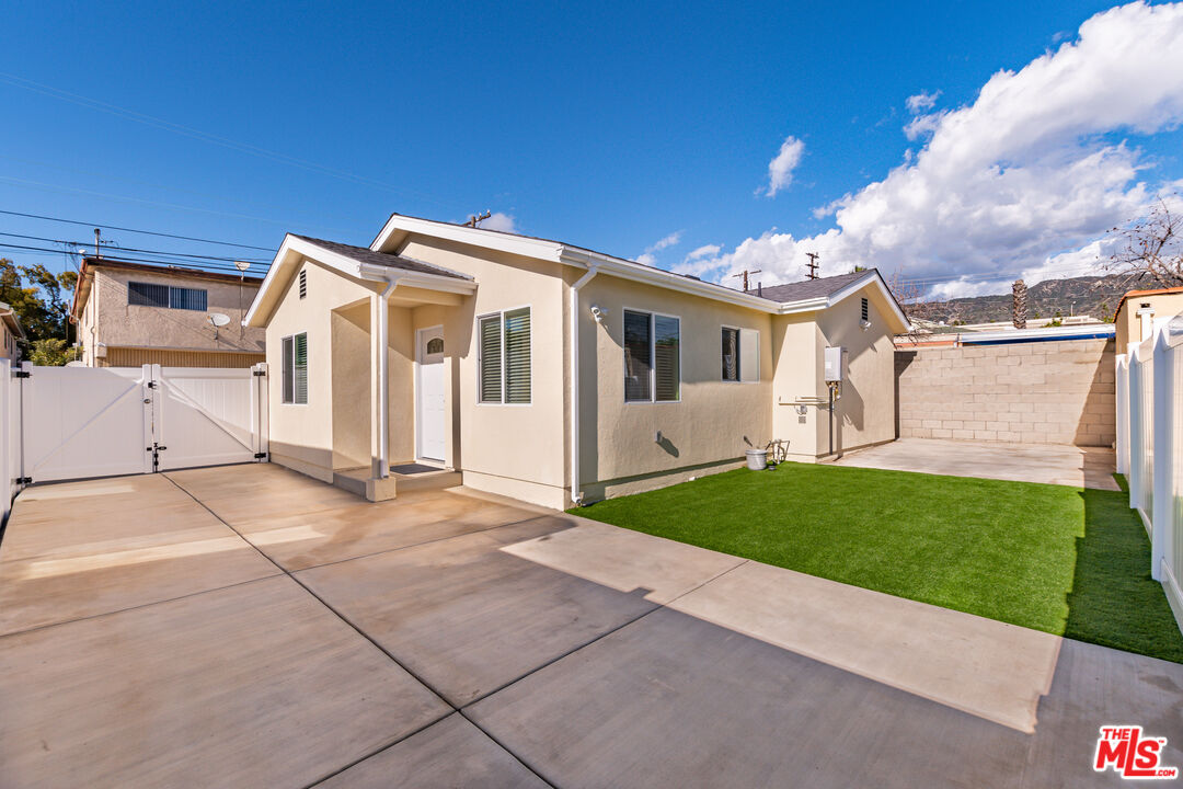a view of a house with backyard