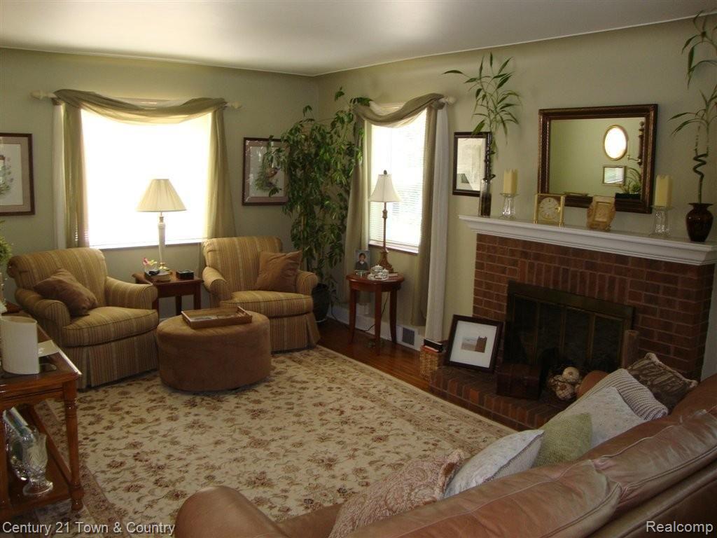 1918 Willowood Drive Rochester, MI 48307 - Photo 12 of 46 LIVING ROOM