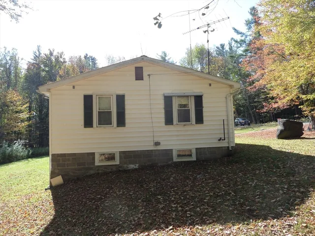 a view of a house with backyard