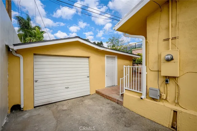 a view of a house with a backyard
