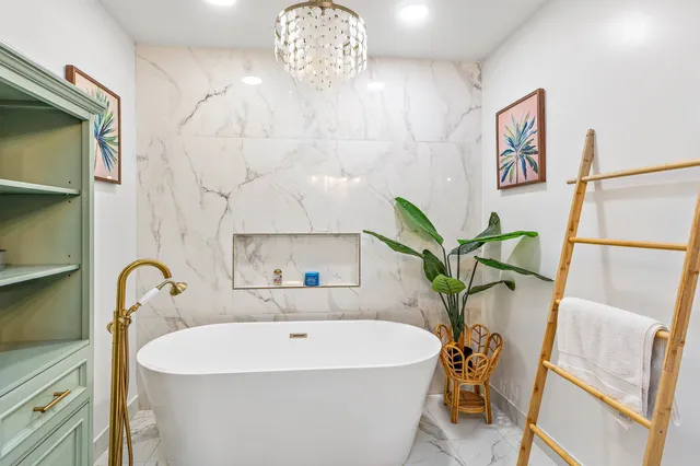 $1,350,000 | 50 Puu Anoano Street, Unit 1704, Lahaina, HI 96761