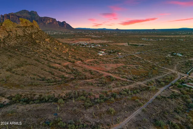 a view of houses with sky view