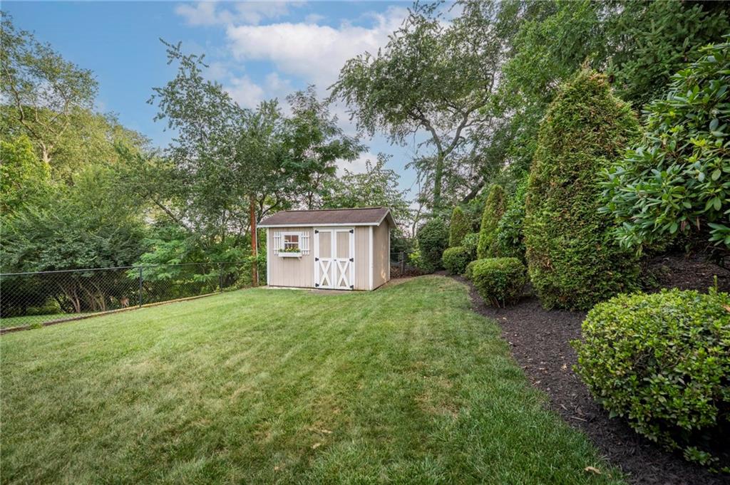 829 Ridgefield Avenue Pittsburgh, PA 15216 - Photo 49 of 50 a view of a back yard