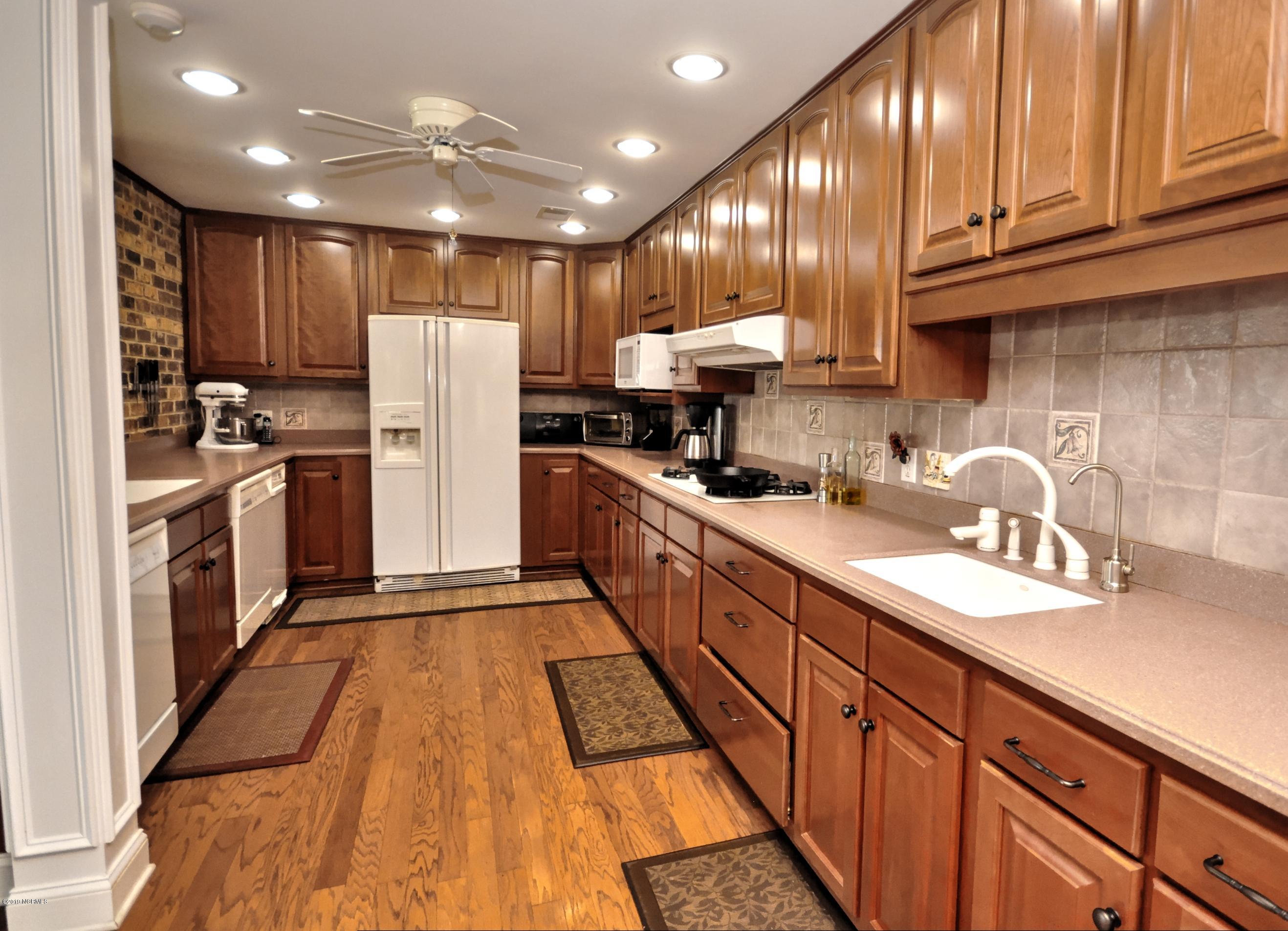 6835 Roberta Road Southwest Ocean Isle Beach, NC 28469 - Photo 17 of 59 Kitchen