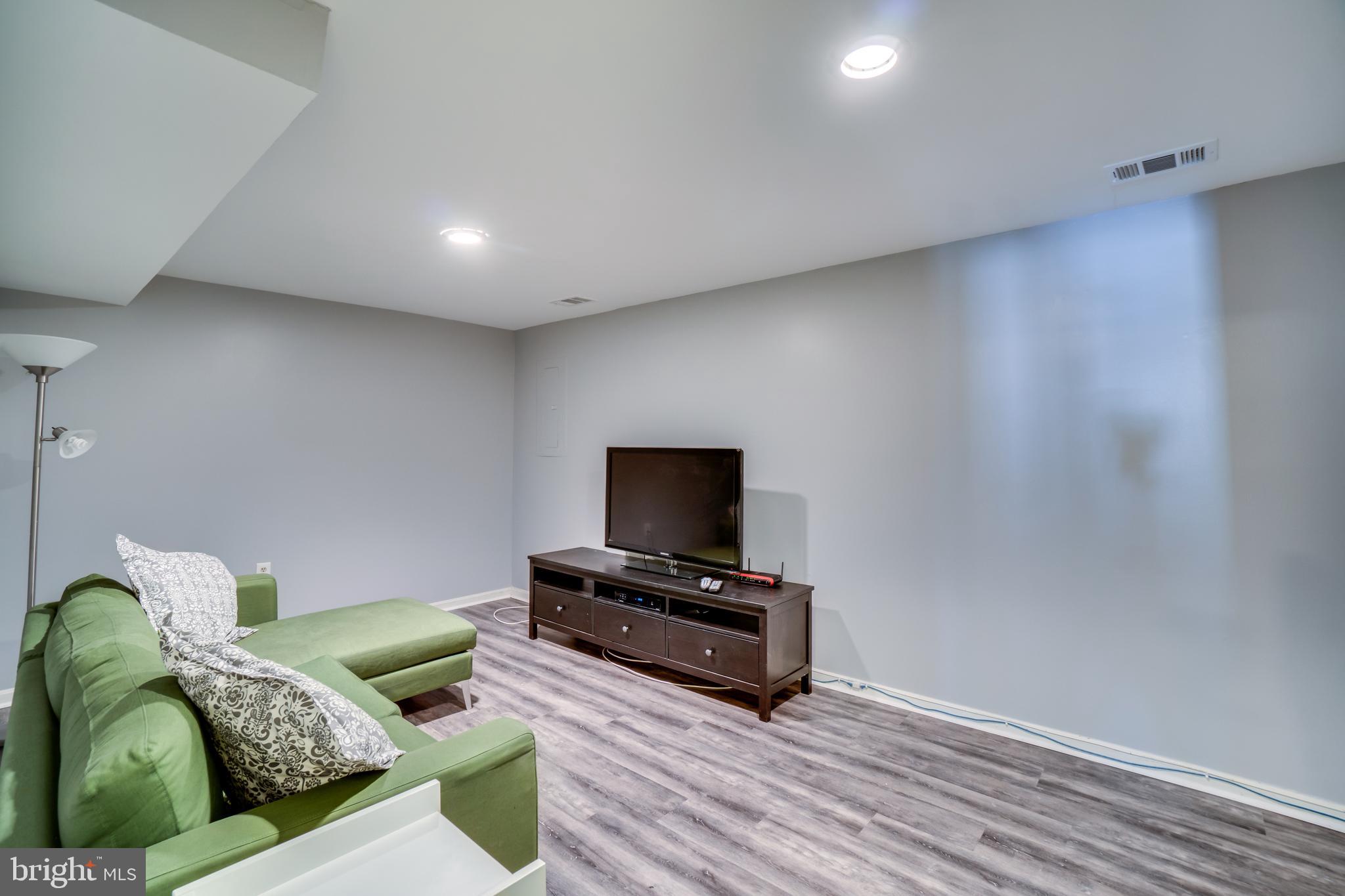 7383 Stream Way Springfield, VA 22152 - Photo 4 of 30 Gallery Image 4