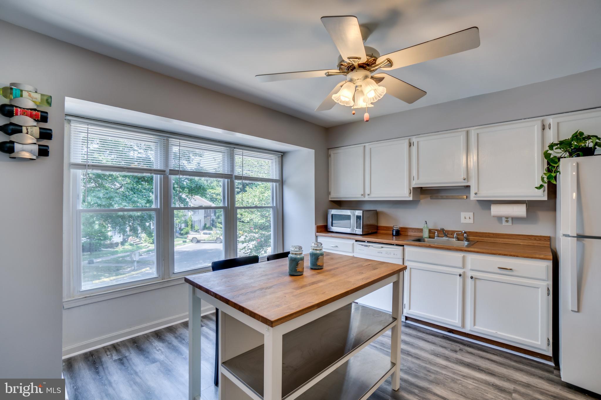 7383 Stream Way Springfield, VA 22152 - Photo 9 of 30 Bright and Sunny Kitchen