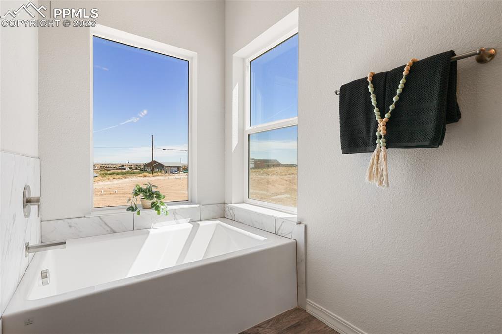 208 High Meadows Drive Florence, CO 81226 - Photo 25 of 32 a bathroom with a bathtub and sink