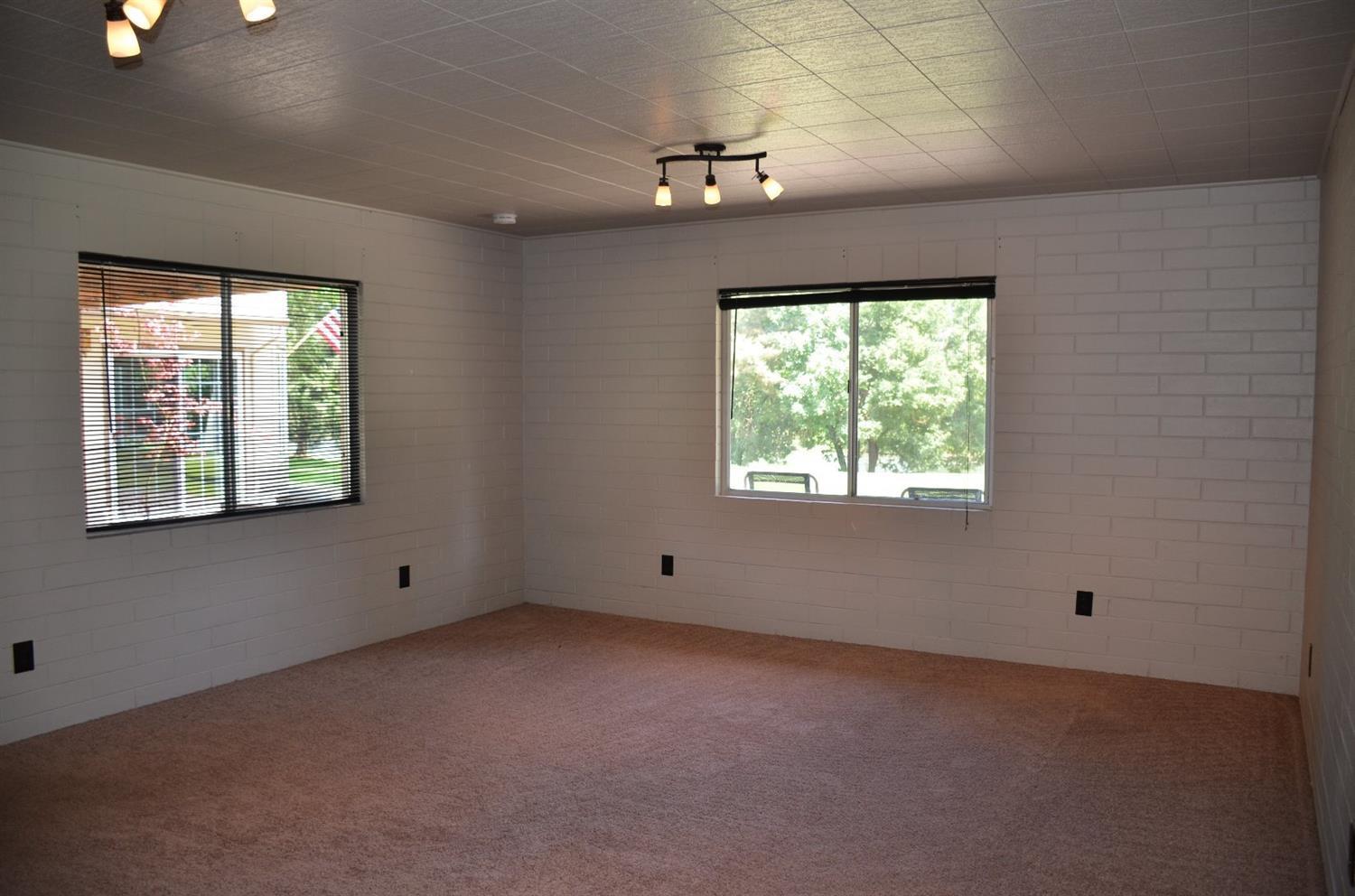 2824 South River Road Grants Pass, OR 97527 - Photo 23 of 35 EXTRA LIVING QUARTERS ATTACHED TO GARAGE